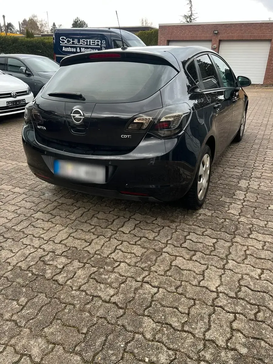 Używany Opel Astra 110 KM (80 kW) 2010 Czarny Sedan/Limuzyna
