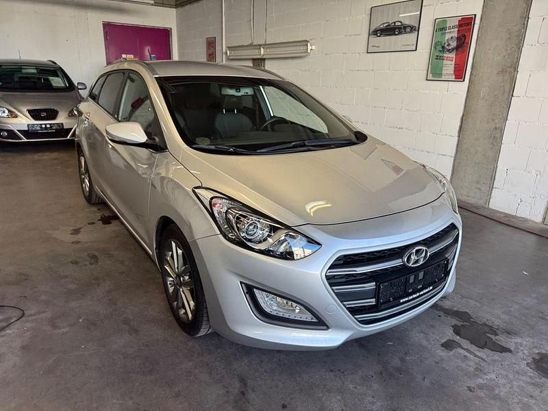 Gebraucht Hyundai i30 Passion 110 PS (80 kW) 2016 Silber Kombi
