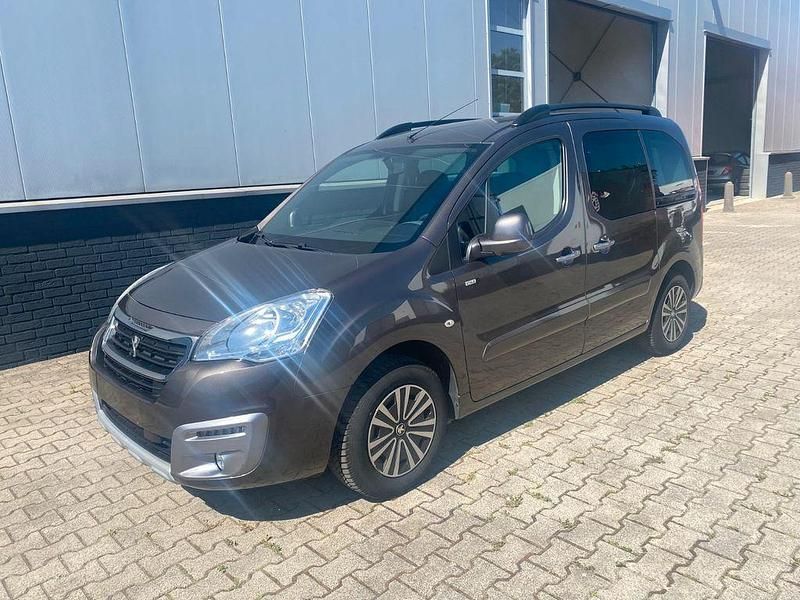 Grau Gebraucht 2017 Peugeot Partner Tepee Van / Kleinbus | 8.200 € (Guter Preis) - Bild 1/4