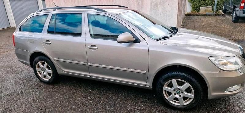 Gebraucht Skoda Octavia 105 PS (77 kW) 2011 Grau Kombi