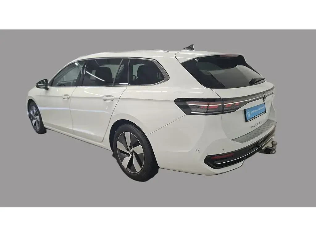 Gebraucht VW Passat Elegance 150 PS (110 kW) 2025 Weiß Kombi