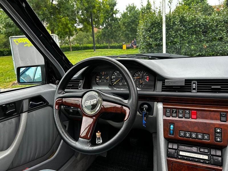 Schwarz Gebraucht 1990 Mercedes E200 Sportline Limousine | 5.000 € - Bild 1/4