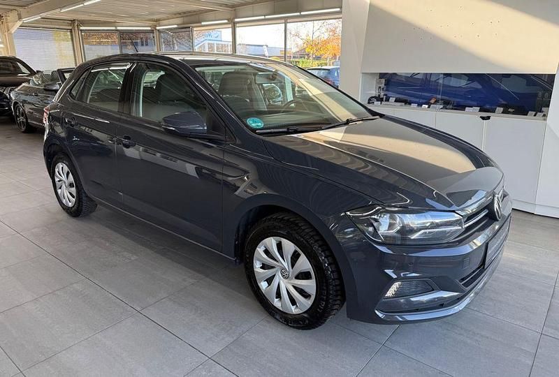 Uranograu/cinza urano Gebraucht 2021 VW Polo Comfortline Limousine | 13.790 € (Fairer Preis) - Bild 1/4