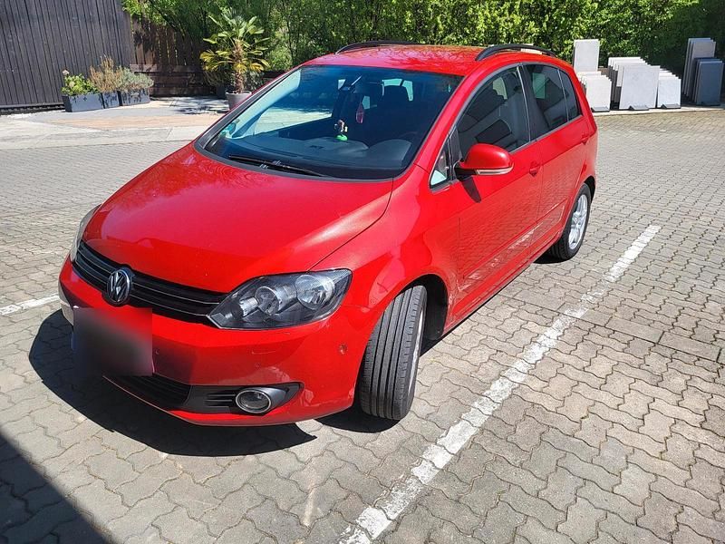 Second-hand VW Golf 105 CP (77 kW) 2010 Roșu Monovolum