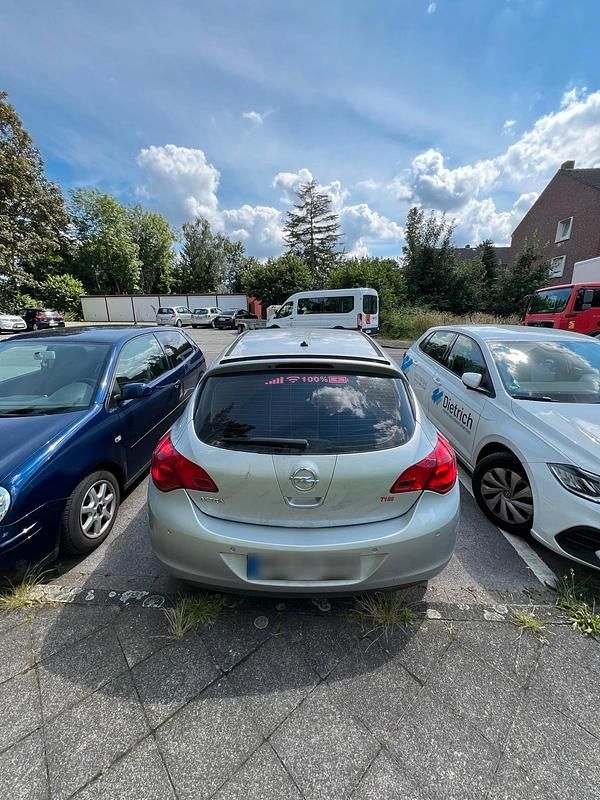 Gebraucht Opel Astra 116 PS (85 kW) 2010 Silber Limousine