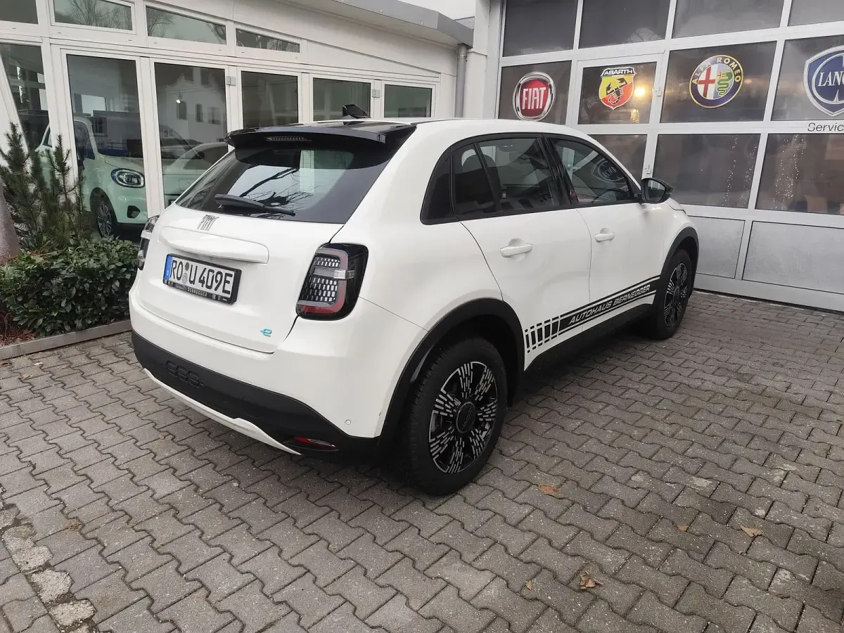 Gebraucht Fiat 600E Red 114 kW (156 PS) 2025 Weiß SUV