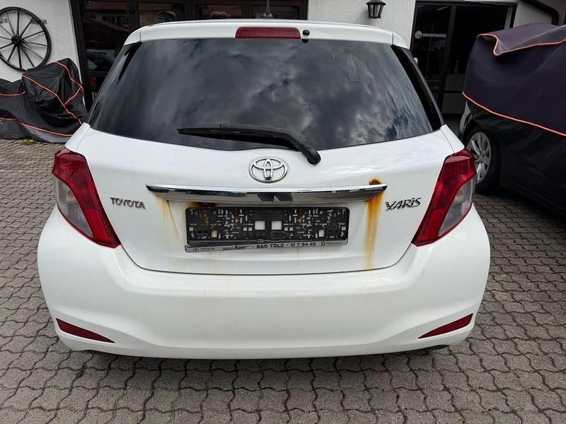 Gebraucht Toyota Yaris Edition 99 PS (72 kW) 2013 Weiß Kleinwagen