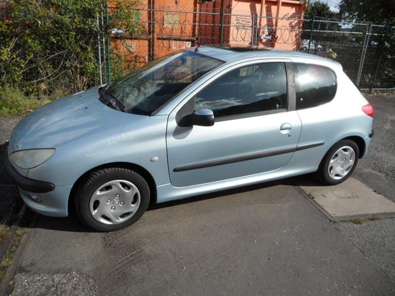 Grau Gebraucht 2002 Peugeot 206 Kleinwagen | 1.350 € (Fairer Preis) - Bild 1/4
