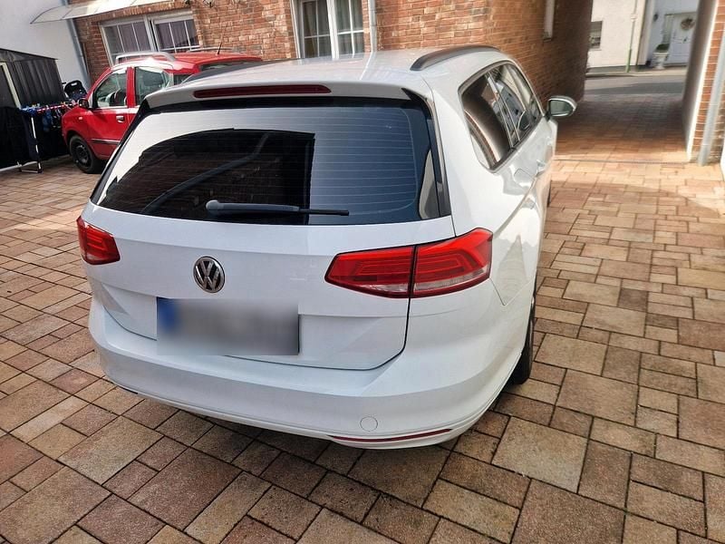 Gebraucht VW Passat 150 PS (110 kW) 2019 Weiß Kombi