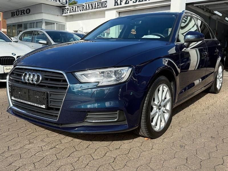 Blau Gebraucht 2019 Audi A3 Sportback Design Limousine | 15.998 € (Guter Preis) - Bild 1/4