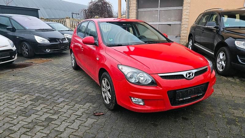 Rot Gebraucht 2011 Hyundai i30 Kleinwagen | 2.799 € (Guter Preis) - Bild 1/4