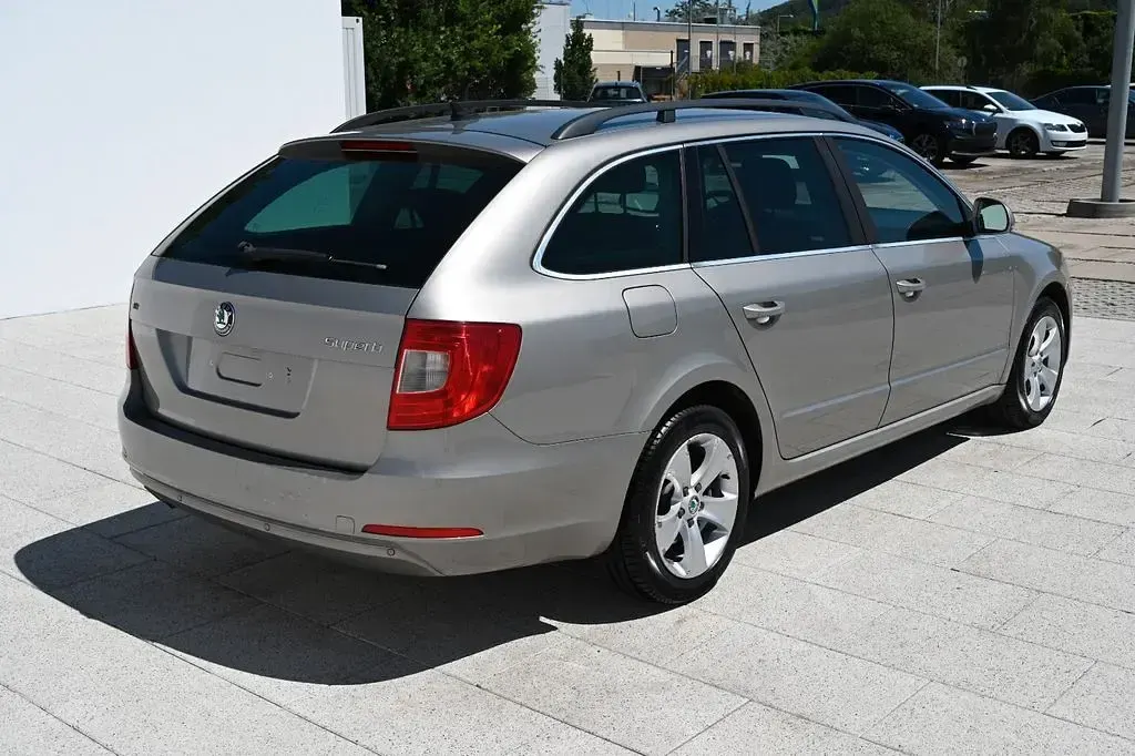 Gebraucht Skoda Superb Ambition 140 PS (102 kW) 2012 Beige Limousine