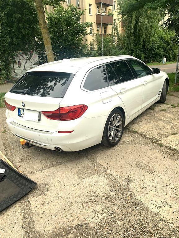 Weiß Gebraucht 2019 BMW 520 Sport Line Kombi | 19.900 € (Superpreis) - Bild 1/4