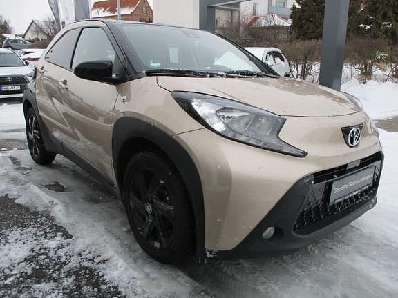 Gebraucht Toyota Aygo X Basis 72 PS (52 kW) 2023 Ginger beige metallic/ night sky black SUV