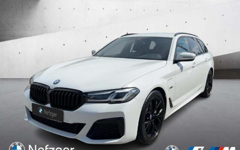 Weiß Gebraucht 2022 BMW 330e M Sport Kombi | 28.990 € (Teuer) - Bild 1/4