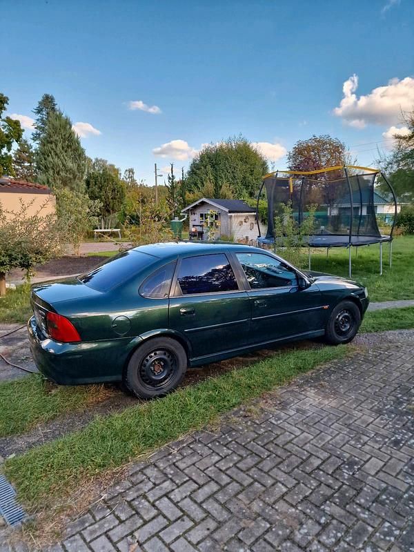 Grün Gebraucht 1998 Opel Vectra Limousine | 800 € (Fairer Preis) - Bild 1/4