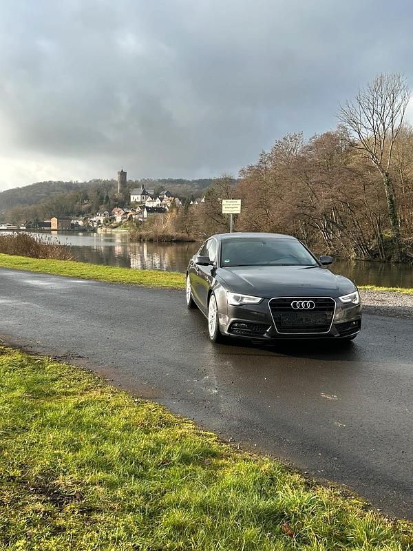 Braun Gebraucht 2011 Audi A5 Sportback S-Line Kleinwagen | 13.600 € - Bild 1/4