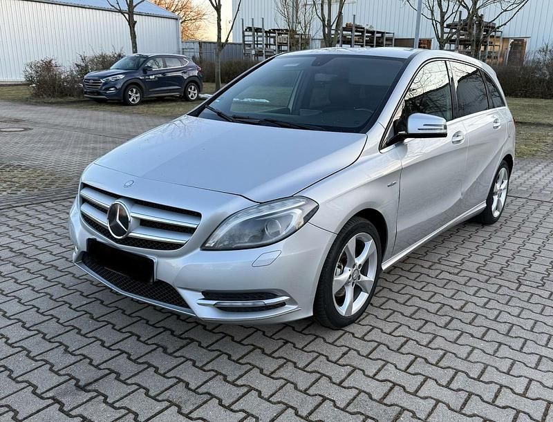 Gebraucht Mercedes B180 122 PS (89 kW) 2011 Silber Van / Kleinbus