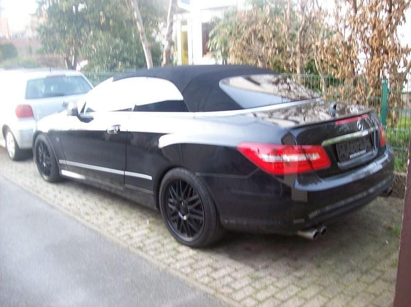 Gebraucht Mercedes E200 AMG 184 PS (135 kW) 2010 Schwarz Cabrio