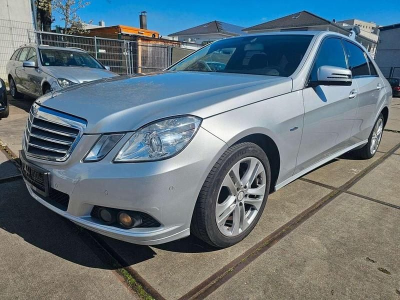 Gebraucht Mercedes E200 184 PS (135 kW) 2010 Iridiumsilber Limousine