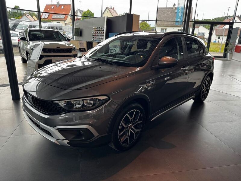Grau Neu 2024 Fiat Tipo Cross Limousine | 26.980 € (Teuer) - Bild 1/4