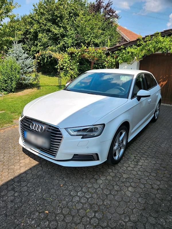 Weiß Gebraucht 2020 Audi A3 Sportback e-tron Comfort Limousine | 19.500 € (Fairer Preis) - Bild 1/4