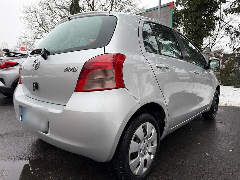 Gebraucht Toyota Yaris 87 PS (63 kW) 2007 Silber Kleinwagen