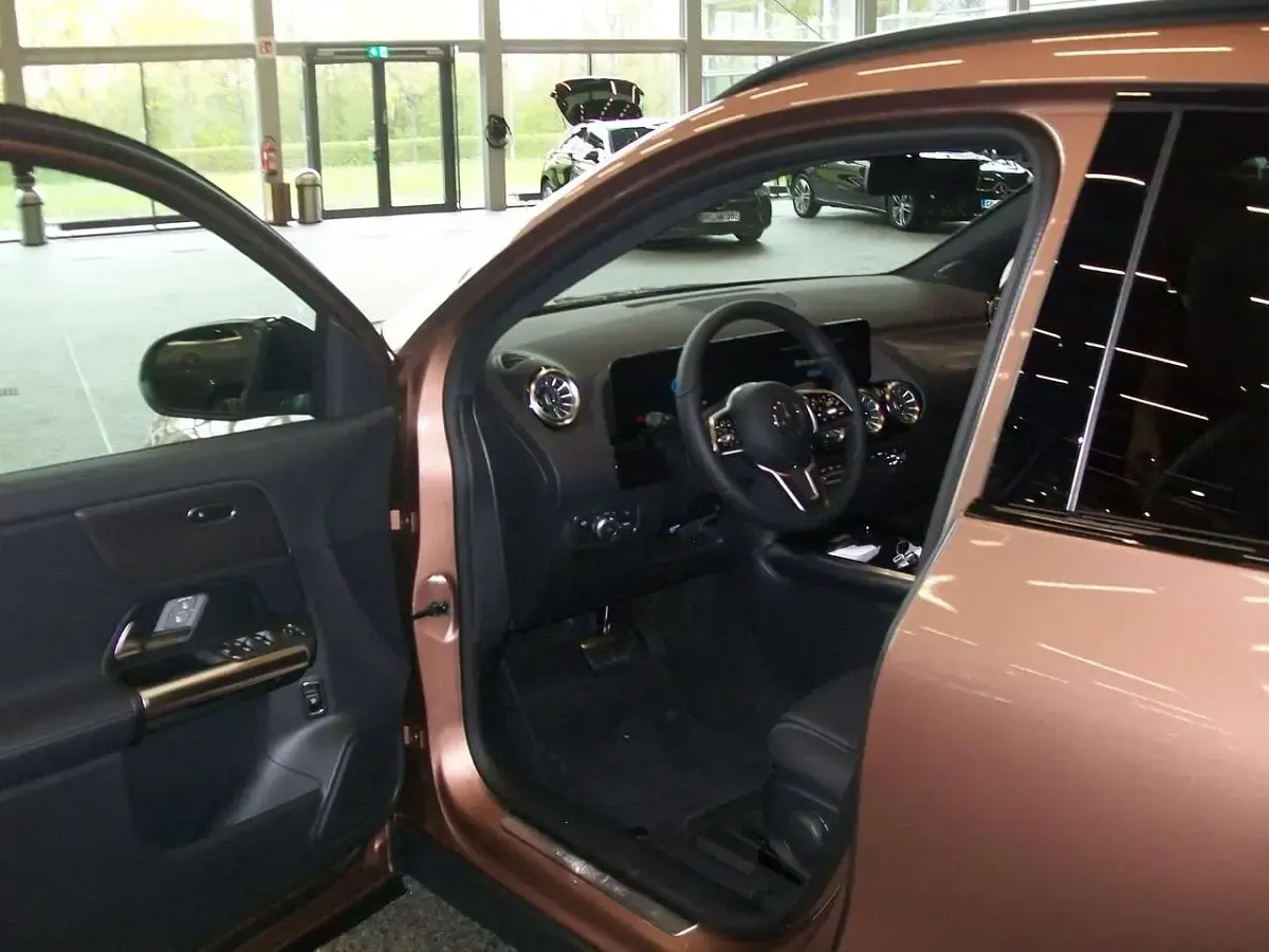 Gebraucht Mercedes EQA250 Progressive 139 kW (190 PS) 2023 Gold SUV