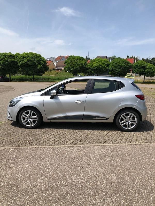 Gebraucht Renault Clio IV 75 PS (55 kW) 2018 Silber Kleinwagen