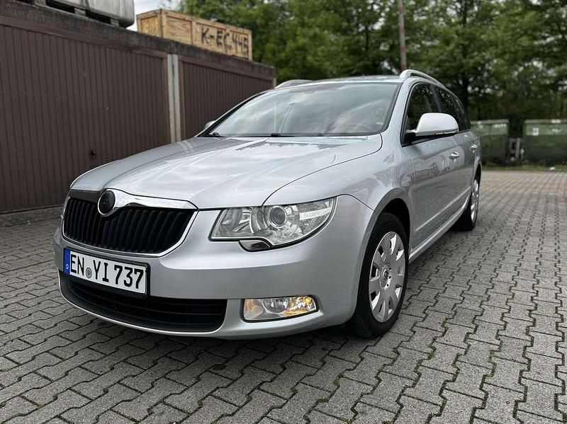 Grau Gebraucht 2012 Skoda Superb Kombi | 6.900 € (Fairer Preis) - Bild 1/4
