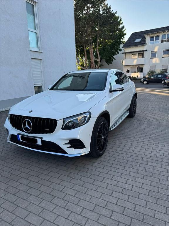 Weiß Gebraucht 2017 Mercedes GLC250 AMG line Coupé | 31.900 € (Etwas zu teuer) - Bild 1/4