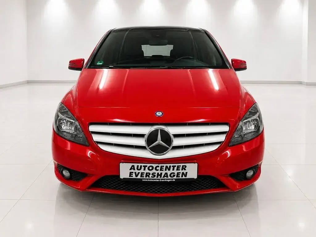 Gebraucht Mercedes B180 122 PS (89 kW) 2013 Rot Kleinwagen