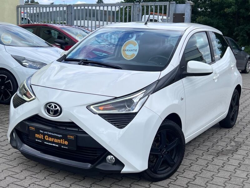 Weiß Gebraucht 2021 Toyota Aygo X-play Kleinwagen | 9.200 € (Fairer Preis) - Bild 1/4