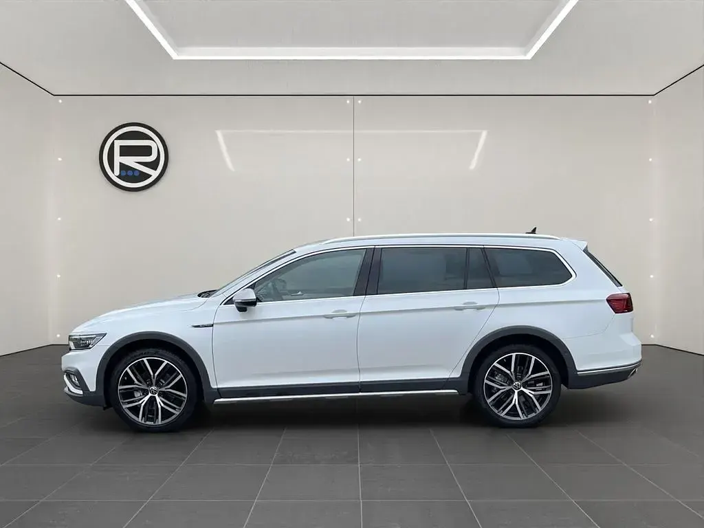 Gebraucht VW Passat Alltrack 200 PS (147 kW) 2022 Oryxwhite perlmutteffekt Kombi