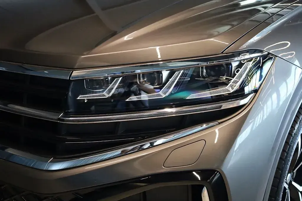 Gebraucht VW Touareg R-line 231 PS (169 kW) 2025 Grau SUV
