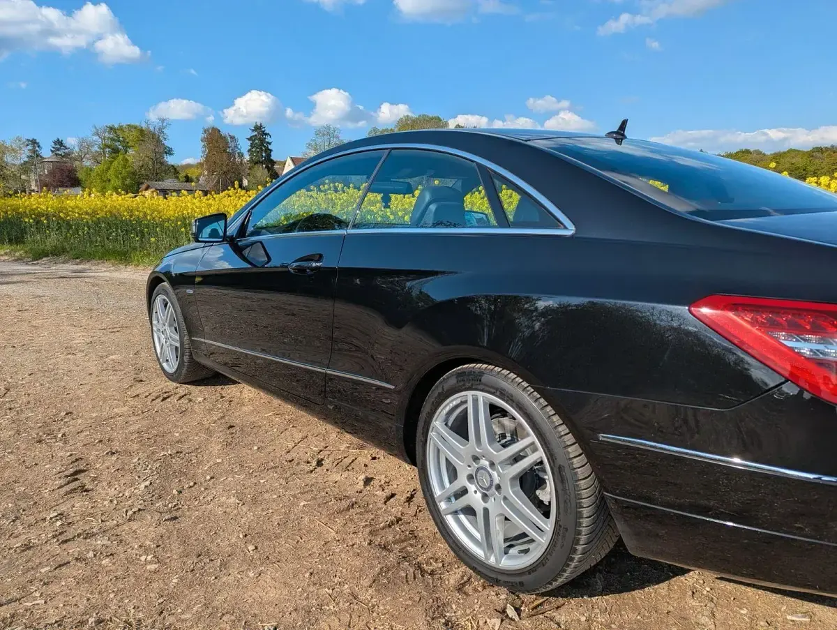 Gebraucht Mercedes E200 Avantgarde 184 PS (135 kW) 2010 Schwarz Coupé