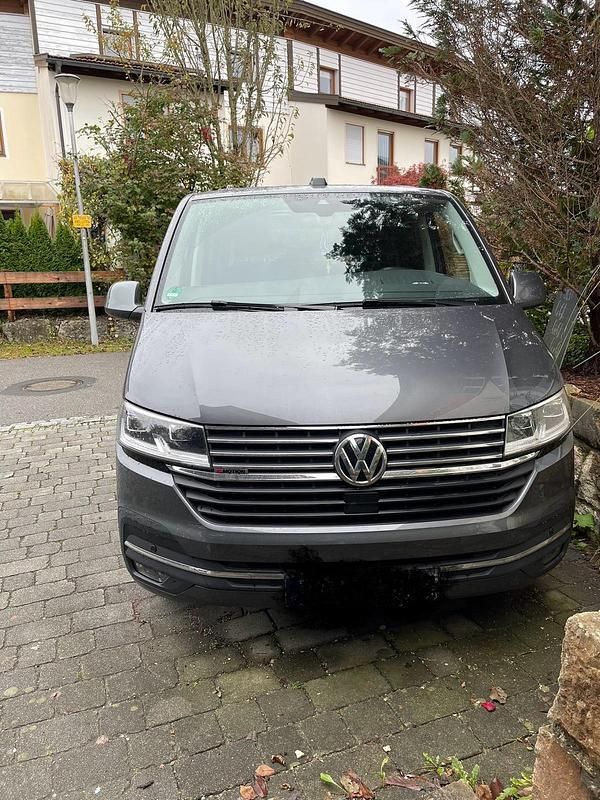 Grau Gebraucht 2022 VW Multivan Generation Six Van / Kleinbus | 52.000 € (Etwas zu teuer) - Bild 1/4