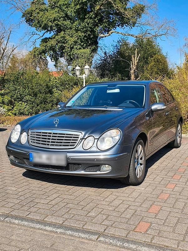 Grau Gebraucht 2005 Mercedes E320 Limousine | 4.900 € (Fairer Preis) - Bild 1/4