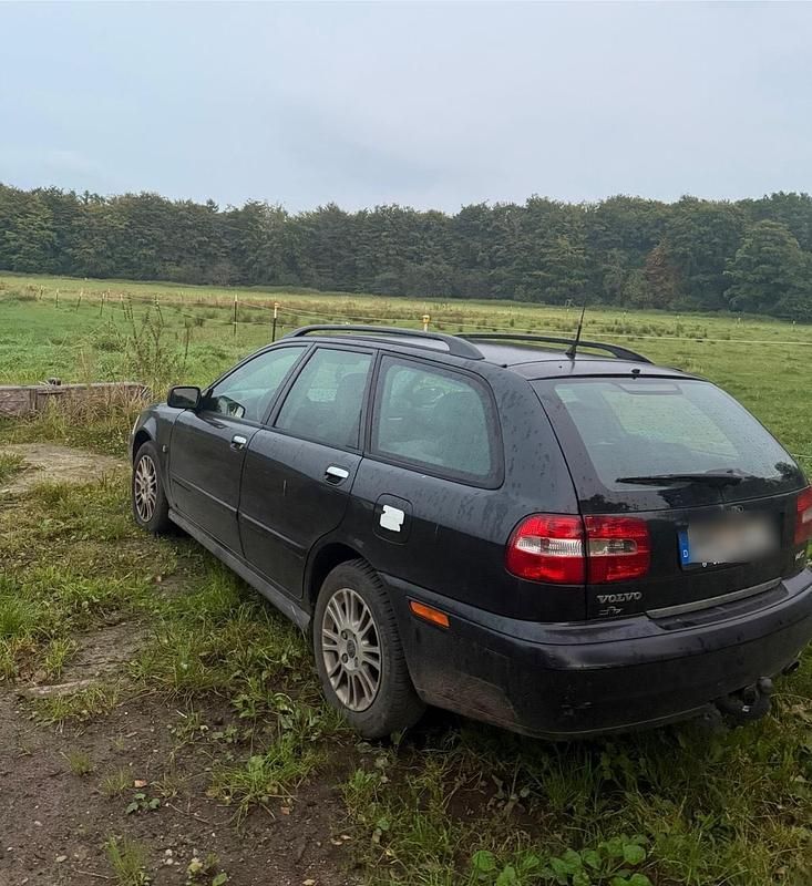 Schwarz Gebraucht 2003 Volvo V40 Kombi | 800 € (Guter Preis) - Bild 1/4