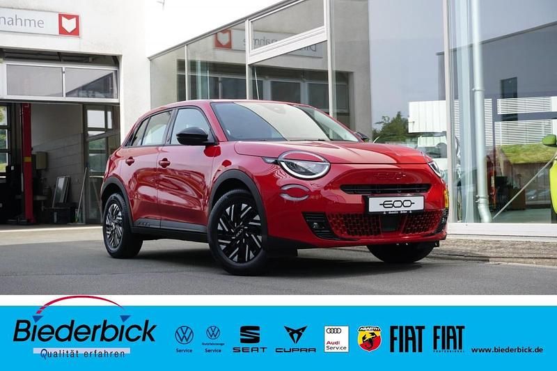 Rot Gebraucht 2024 Fiat 600E Red Limousine | 27.480 € (Teuer) - Bild 1/1