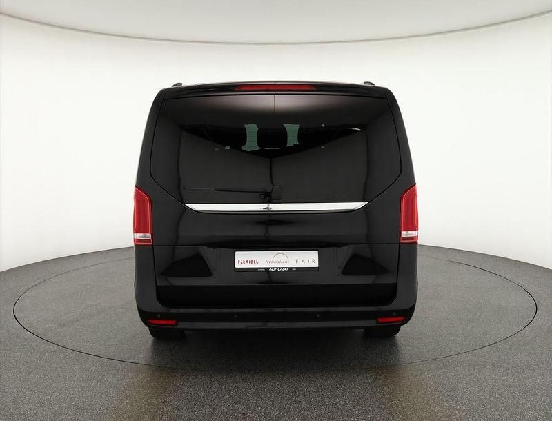 Gebraucht Mercedes V300 237 PS (174 kW) 2024 Obsidianschwarzmet. Van / Kleinbus