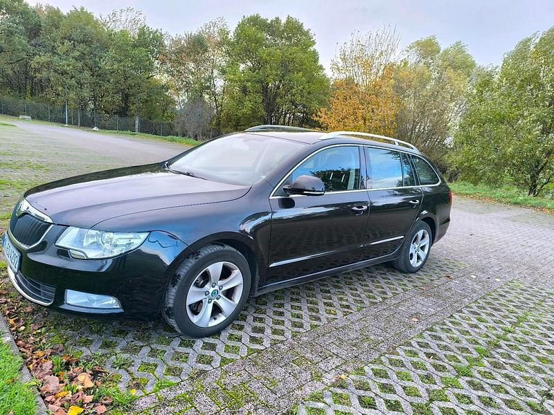 Schwarz Gebraucht 2011 Skoda Superb Kombi | 9.700 € (Etwas zu teuer) - Bild 1/4
