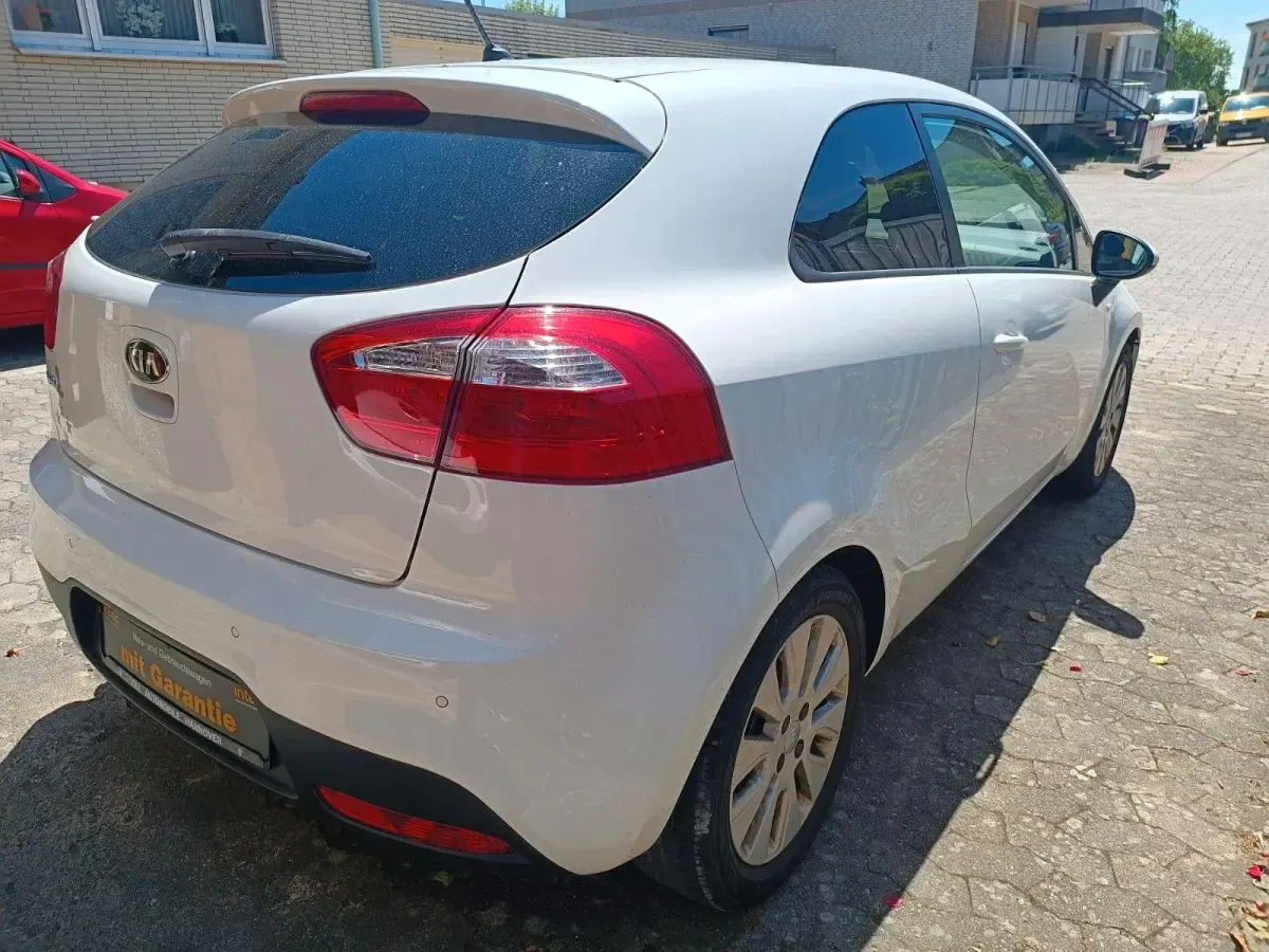 Gebraucht Kia Rio 86 PS (63 kW) 2014 Weiß Limousine