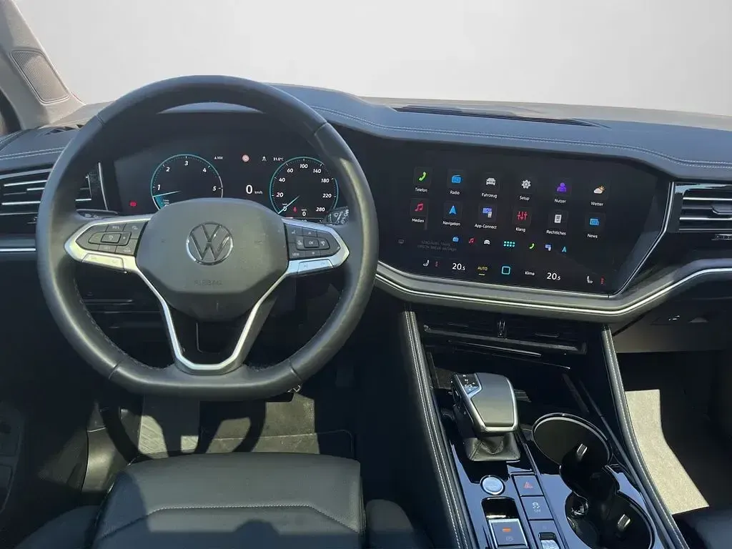 Gebraucht VW Touareg Basis 231 PS (169 kW) 2025 Grenadillschwarz metallic (metallic) SUV