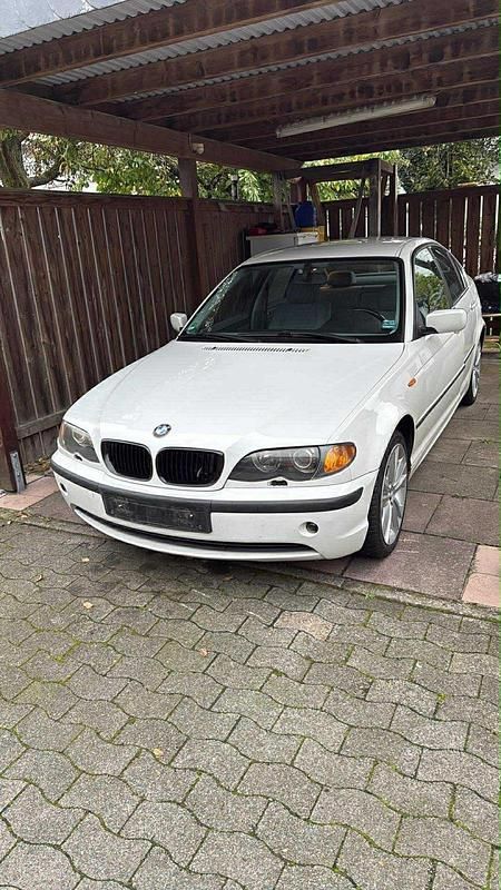 Weiß Gebraucht 2002 BMW 320 Limousine | 2.600 € (Fairer Preis) - Bild 1/4