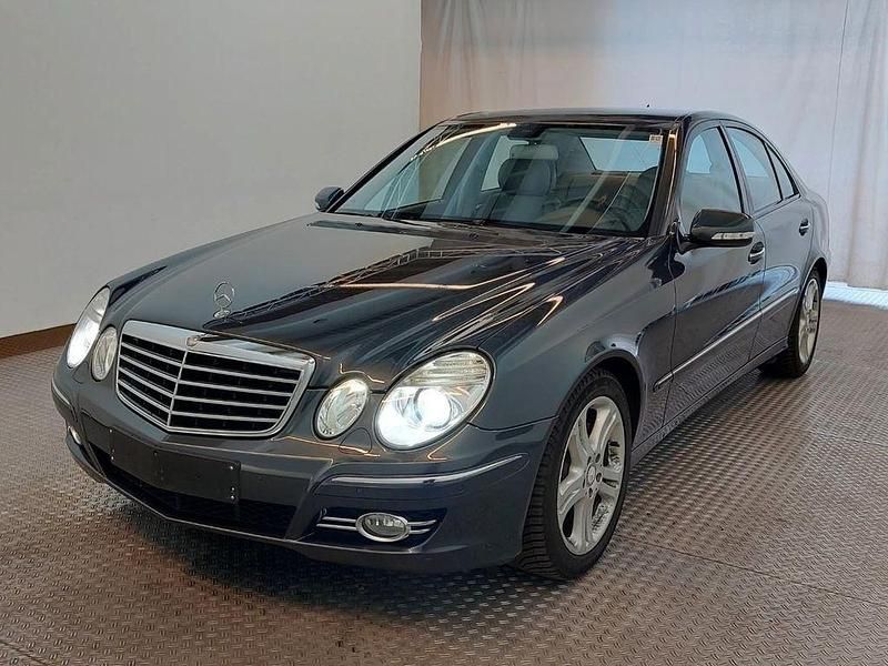 Grau Gebraucht 2008 Mercedes E200 Limousine | 8.799 € (Etwas zu teuer) - Bild 1/4
