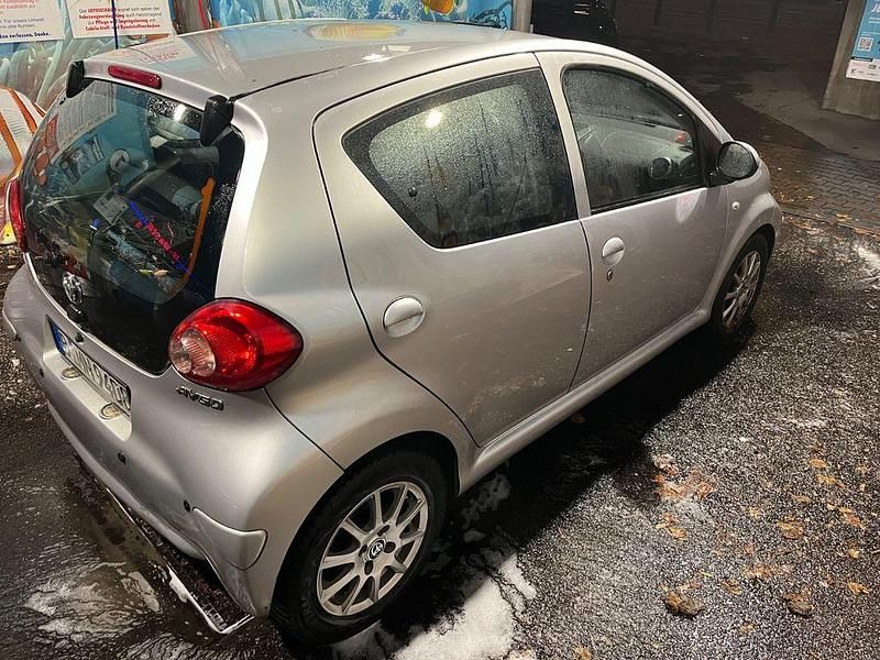 Silber Gebraucht 2006 Toyota Aygo Kleinwagen | 2.000 € (Guter Preis) - Bild 1/4