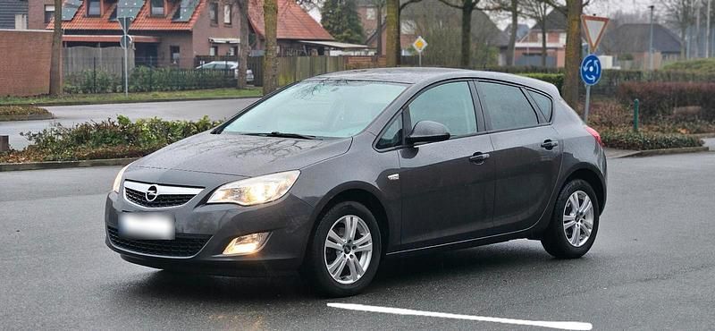 Gebraucht Opel Astra 100 PS (73 kW) 2011 Andere farben Kleinwagen
