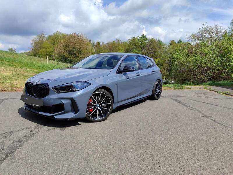 Grau Gebraucht 2022 BMW M135 Kleinwagen | 32.900 € (Guter Preis) - Bild 1/4