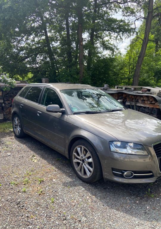 Grau Gebraucht 2011 Audi A3 Sportback Ambition Limousine | 5.099 € (Guter Preis) - Bild 1/4